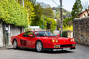 Maşina genială a Italiei de cândva, la care visau pasionaţii din toată lumea, un Ferrari Testarossa roşu, cu parcurs infim, scos la vânzare în Germania