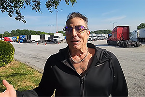 (VIDEO) Un şofer de camion din SUA, cu 45 ani stagiu de muncă, se plânge pe mâncarea din parcările de camioane şi condiţiile acestora