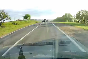 (VIDEO) Un camion, surprins provocând un accident lângă Chişinău, după o depăşire neregulamentară, şi nici nu opreşte