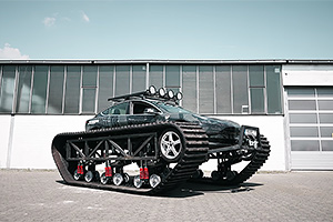 (VIDEO) Doi youtuberi din Germania au transformat o Tesla Model 3 într-un tanc electric cu şenile de 1.3 tone fiecare