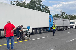 La vama Leuşeni-Albiţa s-au desenat marcaje temporare pentru rândurile de camioane, iar poliţiştii vor fi prezenţi pentru securitate