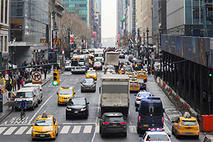 Statul New York din SUA suspendă taxa pe carburanţi, pentru a atenua scumpirile de preţ