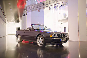 (VIDEO) BMW dezvăluie noi maşini neştiute din istoria de 50 de ani a diviziei M, printre ele un M5 E34 fără acoperiş şi un Z3 cu motor V12