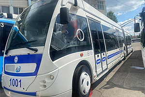 Pe străzile Chişinăului a început a circula un troleibuz cumpărat acum un an din Italia, care are uşi din ambele părţi