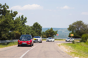 Cum să scăpăm de carburanţi, trecând la automobile electrice şi panouri solare acasă, pe exemplul Moldovei