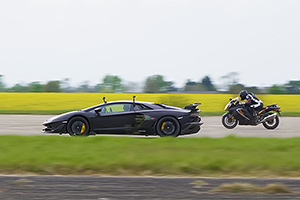 (VIDEO) Duel între o motocicletă Suzuki Hayabusa şi un Lamborghini Aventador SVJ