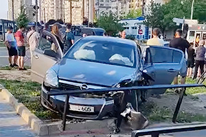 Accident grav produs în sectorul Ciocana din Chişinău aseară, cu una din maşini proiectată spre trotuar