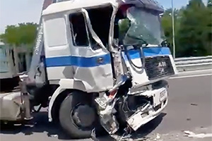 Un pieton care a traversat neregulamentar ar fi provocat un accident între un camion şi un microbuz la Teleneşti