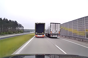 (VIDEO) Lecţii în trafic între două camioane pe o autostradă din Polonia, într-o depăşire lentă în care nimeni nu vrea să cedeze