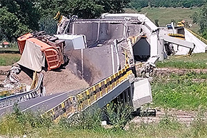 Un pod peste râul Siret, proaspăt renovat, s-a prăbuşit în judeţul Neamţ, România