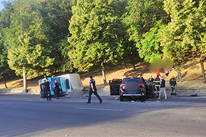 Accident cu necesitate de descarcerare astă dimineaţă în Chişinău, între un Mitsubishi Outlander şi o camionetă