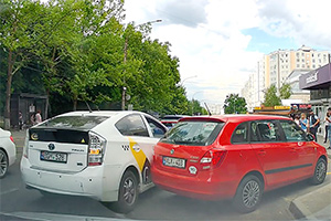 (VIDEO) O maşină parcată într-o staţie de transport public din Chişinău, acroşată de o altă maşină care parchează la fel, iar şoferul a plecat