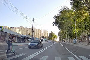 (VIDEO) Aşa se supun riscului în Chişinău cei care conduc trotinete şi totodată traversează treceri de pietoni pe ele