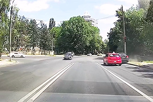 (VIDEO) O maşină de şcoală auto din Chişinău, la un pas de a fi accidentată pentru că elevul de la volan a făcut totul prea corect