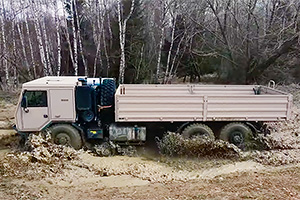 (VIDEO) Repusă pe calea progresului, fabrica Tatra lărgeşte gama de camioane militare, care n-au nevoie de drumuri şi poduri