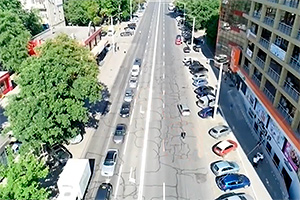 (VIDEO) Poliţia din Moldova a început a folosi dronele pentru a depista pietonii care traversează neregulamentar şi şoferii care nu opresc la treceri