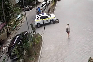 (VIDEO) Două maşini de poliţie din Moldova tamponează acelaşi obstacol una după altă