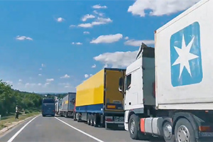 (VIDEO) Rândurile de camioane la vama Leuşeni-Albiţa continuă să fie de peste 10 km, în 3 zile o şoferiţă de camioane a înaintat 6 km şi mai are 4 km