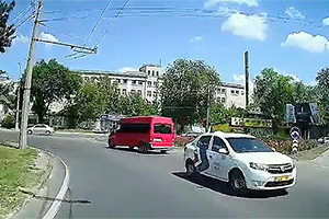 (VIDEO) Al doilea şofer care traversează un sens giratoriu din Chişinău în direcţie inversă în doar o săptămână, de această dată un taximetrist