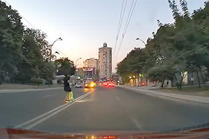 (VIDEO) O trotinetă cu doi pasageri, abia ţinându-şi echilibrul, surprinsă în Chişinău întretăind un bulevard pe de-a dreptul