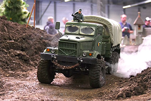 (VIDEO) Acestea sunt camioane şi tancuri în miniatură, care funcţionează admirabil, ghidate cu telecomandă, la o expoziţie din Germania