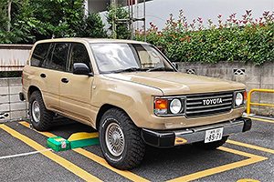 Un atelier din Japonia face generaţii recente de Toyota Land Cruiser să arate în stilul celor clasice