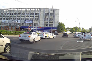 (VIDEO) Un BMW provoacă indirect un accident între alte două maşini la un sens giratoriu din Chişinău şi pleacă