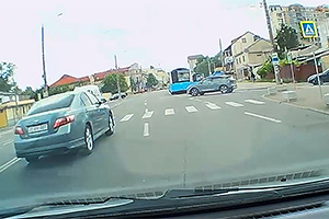(VIDEO) Un şofer din Chişinău a vrut să se plângă că nu i s-ar fi cedat trecerea, dar şi-a deconspirat propria manieră discutabilă de condus