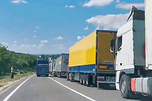 Autorităţile din Moldova şi România anunţă primele soluţii pentru deblocarea situaţiei de la vama Leuşeni-Albiţa, cu sute de camioane în rânduri