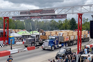 (VIDEO) Camioane americane încărcate cu peste 60 de tone, s-au duelat în rampă la un eveniment din SUA