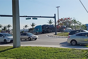 (VIDEO) Remorca plină cu maşini a unui camion rămas blocat pe o cale ferată în SUA a fost spulberată de un tren de mare viteză Brightline