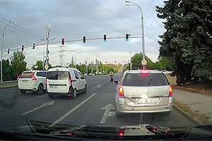 (VIDEO) Dilema unui şofer din Chişinău, care s-a pomenit cu o maşină pe luminile de avarie în faţă, la intersecţie, în vizorul camerelor de trafic