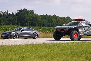 (VIDEO) Maşina electrică Audi de la Dakar, într-un duel cu un Audi electric de serie, RS e-tron GT