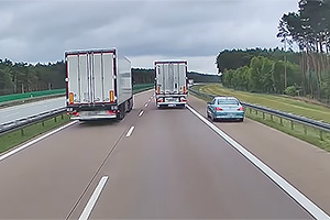 (VIDEO) Lecţie dată de şoferii de camioane pe o autostradă din Polonia unui şofer nerăbdător dintr-un Peugeot