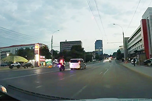 (VIDEO) Poliţiştii pe motociclete, care livrează pedepse imediate în traficul din Chişinău sunt tot mai răspândiţi