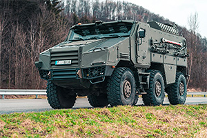 (VIDEO) Aceasta e Titus, un vehicul militar modern din Cehia, construit pe baza şasiului unui camion Tatra 6x6