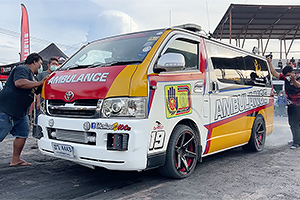 (VIDEO) În Thailanda există o întrecere bizară între ambulanţe Toyota, modificate de pasionaţii auto
