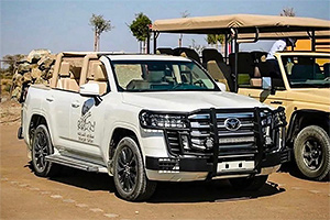 Aceasta e o Toyota Land Cruiser 300, transformată în maşină de safari în Qatar