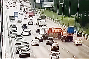 (VIDEO) Roata căzută a unei Lada a provocat un accident cu 9 automobile în Rusia