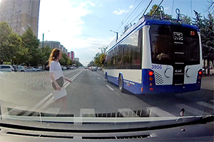 (VIDEO) Deşi transportă zeci de oameni, un şofer de troleibuz din Chişinău neglijează în viteză trecerea de pietoni