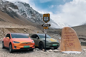 (VIDEO) Doi proprietari chinezi de Tesla au urcat cu maşinile lor electrice până la tabăra de bază Everest