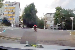 (VIDEO) Urmărire a poliţiei din Moldova a unui motociclist fără permis, fără cască şi în stare de ebrietate