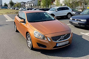 (VIDEO) Un Volvo S60 din România, lăsat deschis în Chişinău, a fost furat şi accidentat într-un pilon