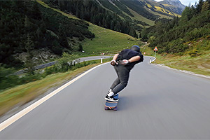(VIDEO) Coborâre profesionistă cu skateboard-ul pe un drum din Alpii Austriei, la fel de rapidă ca o maşină
