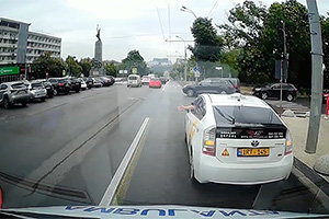 (VIDEO) Taximetrist din Chişinău, de neclintit în faţa unei ambulanţe cu girofar, îi face semn să-l ocolească