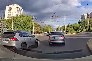 (VIDEO) Inutilitatea încălcărilor rutiere şi a grabei în traficul din Chişinău, ilustrată de o cameră de bord