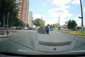 (VIDEO) Un Range Rover, surprins traversând la roşu pentru a se parca mai repede după semafor în Chişinău