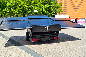 Tesla a adus o remorcă la o expoziţie în Germania, cu panouri solare, cu care îţi poţi încărca încet maşina electrică