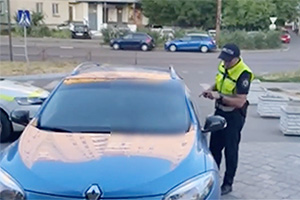 (VIDEO) Poliţia din Chişinău a tot încercat să convingă o şoferiţă în stare de ebrietate să dea testul, până la o urmărire
