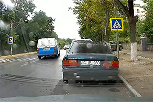 O mamă cu copilul său, loviţi pe o trecere de pietoni din Chişinău de o maşină cu viteză enormă